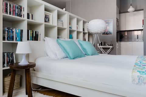 Popular Airbnb listing: Toc Toc Studio, Fun Bijou Retreat in a Historic Building in União Das Freguesias De Cedofeita, Santo Ildefonso, Sé, Miragaia, São Nicolau E Vitória