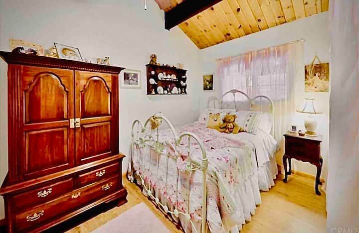 Lindo segundo dormitorio con cama tamaño queen