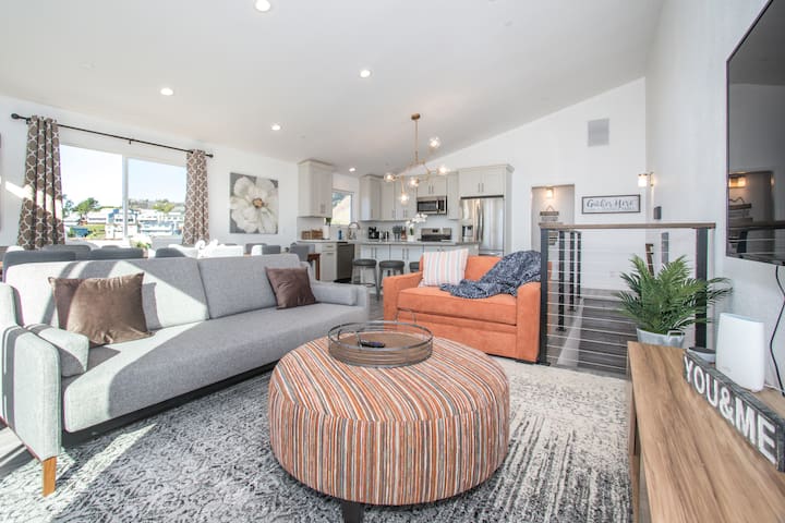 Contemporary New 4 Bedroom Home with Ocean Views!