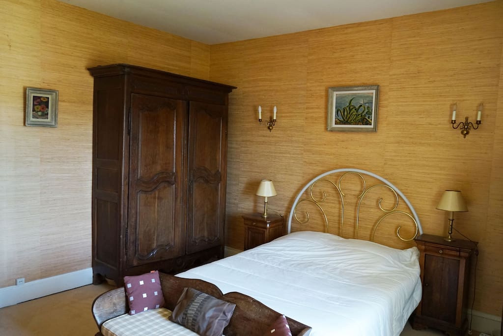 Chambre jaune , lit 2 places 1,60 de large