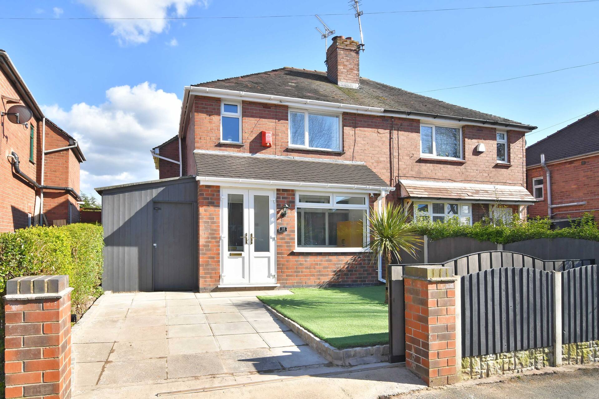 Orion House - sleeps 6, driveway, garden — photo 2
