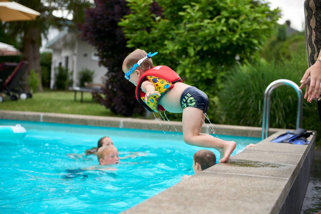 Spass im Sommer am beliebten Pool