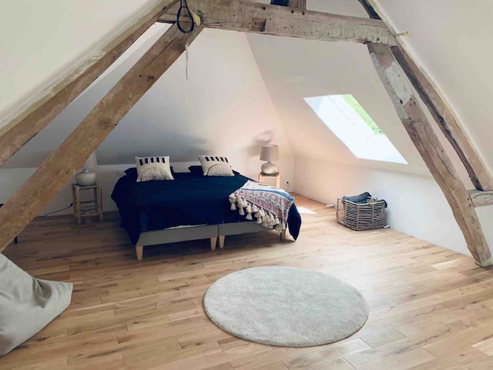  1/ Master Suite (60m2) - 2. Stock mit Bad und eigenem WC 
King Size Bett oder x2 Einzelbetten 
2 Personen 