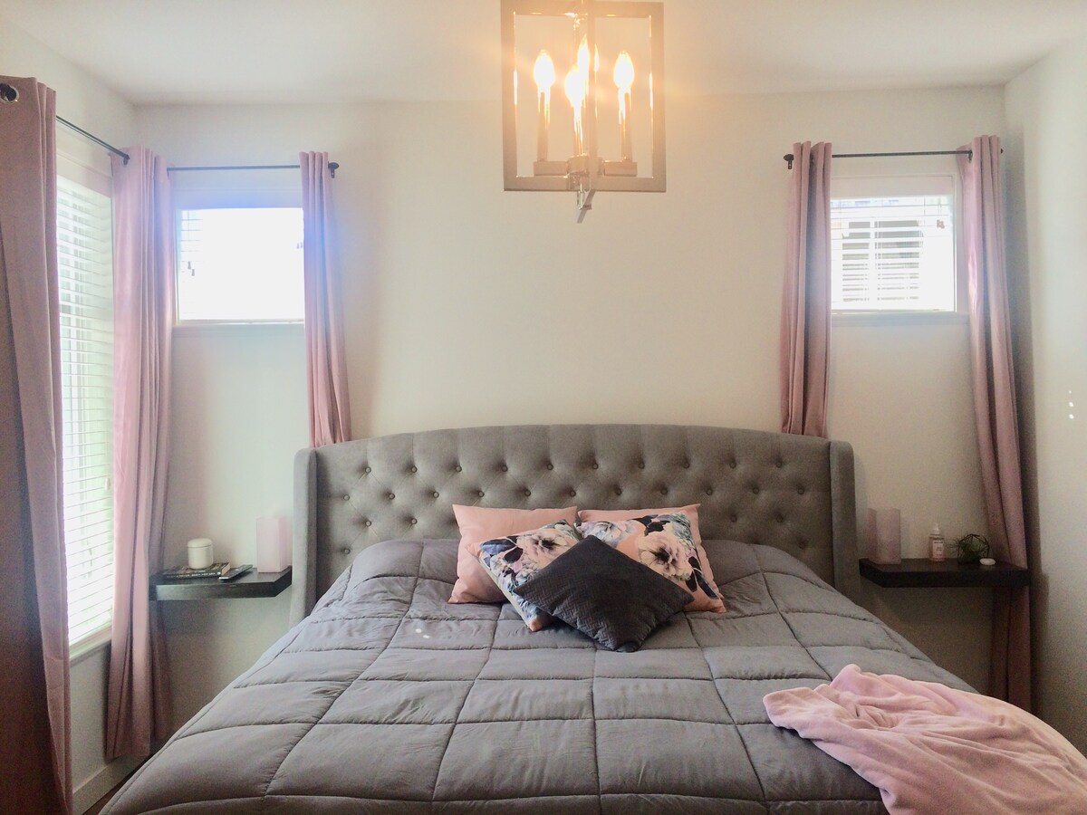 חדר הורים בקומה הראשית עם חדר צמוד (מיטת קינג סייז)