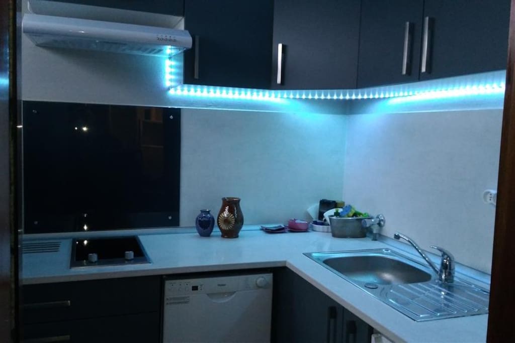 Cuisine avec frigo, lave-vaisselle, plaque deux feux...