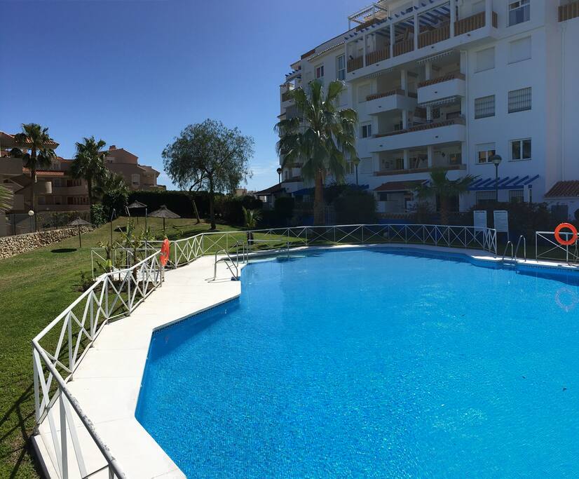 Pool with showers, toilets and sun umbrellas