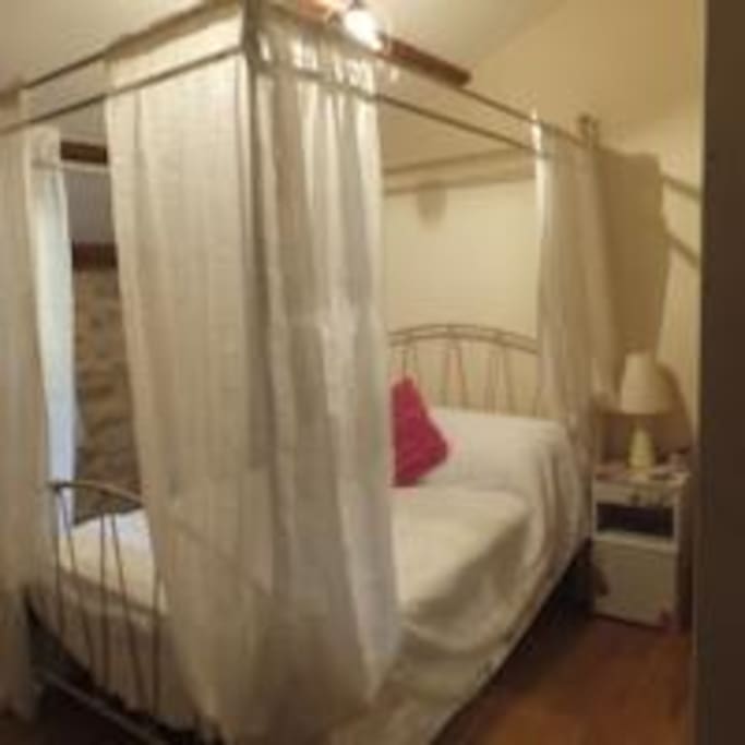 Four-poster bedroom