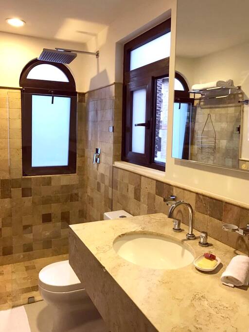 Baño con acabados de lujo