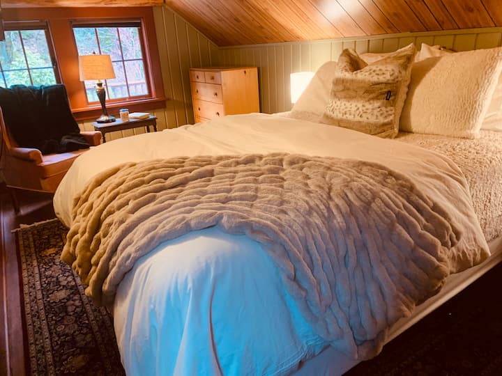 Wintery cozy queen bed with memory foam, quality linens and pillows.