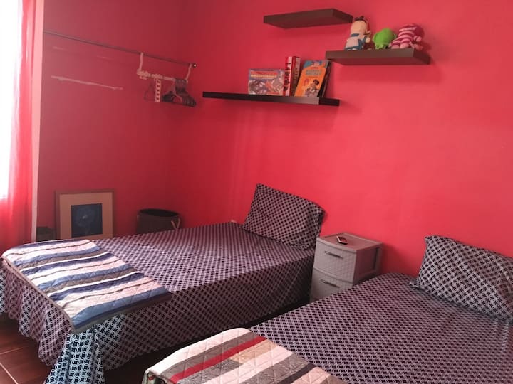 第二间卧室，配备两张1米宽单人床