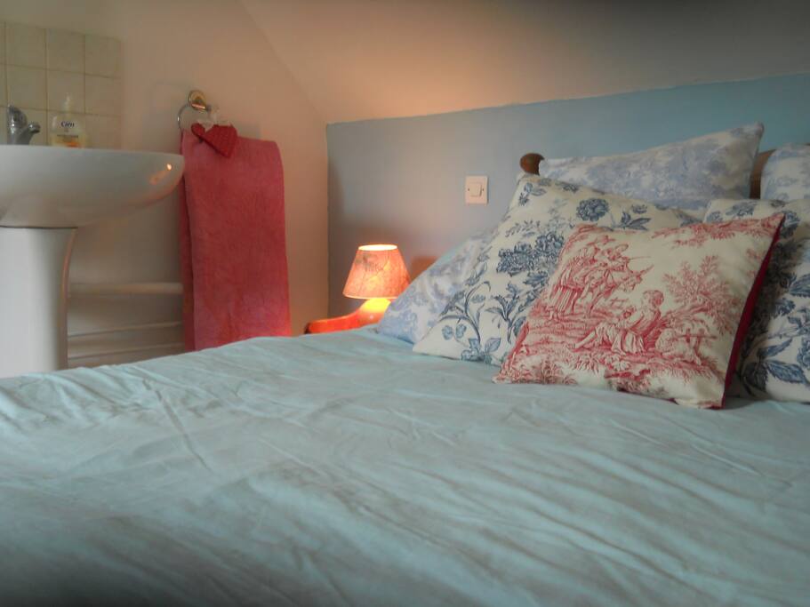 Double bedroom with sink and tea making facilities