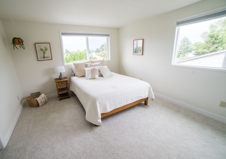 Kitanda cha ukubwa wa malkia katika chumba cha kulala chenye nafasi kubwa. Kiko kwenye ghorofa ya juu.