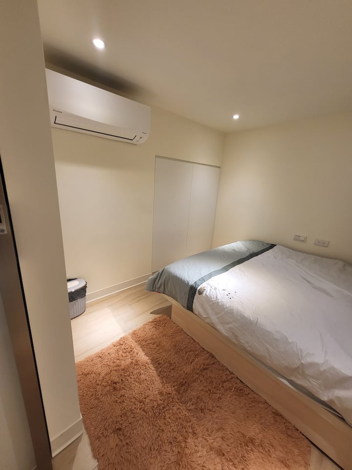 Собата на првиот кат е висока 190 см, а гостите кои се повисоки ќе се чувствуваат угнетени. Во спалната соба нема простор за распространување на куфери од 24 инчи или повеќе