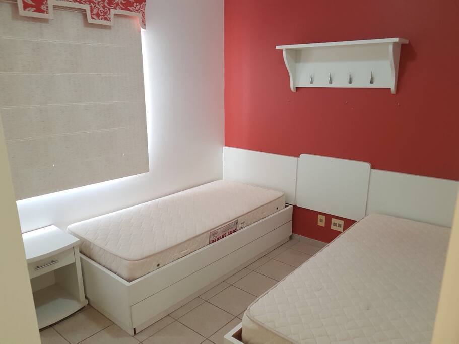 Quarto com 2 camas e 1 auxiliar.