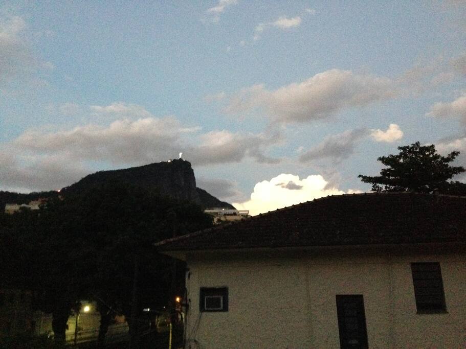 Nessa foto podemos ver a vista e a casa em frente, onde mora o meu pai.