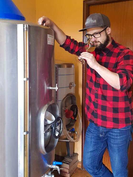 Show full-screen, host-provided image