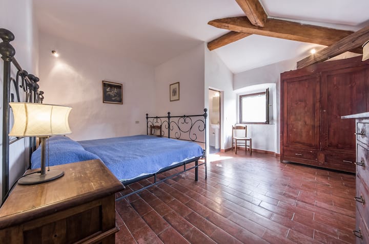 Dormitorio doble grande en la planta superior. 