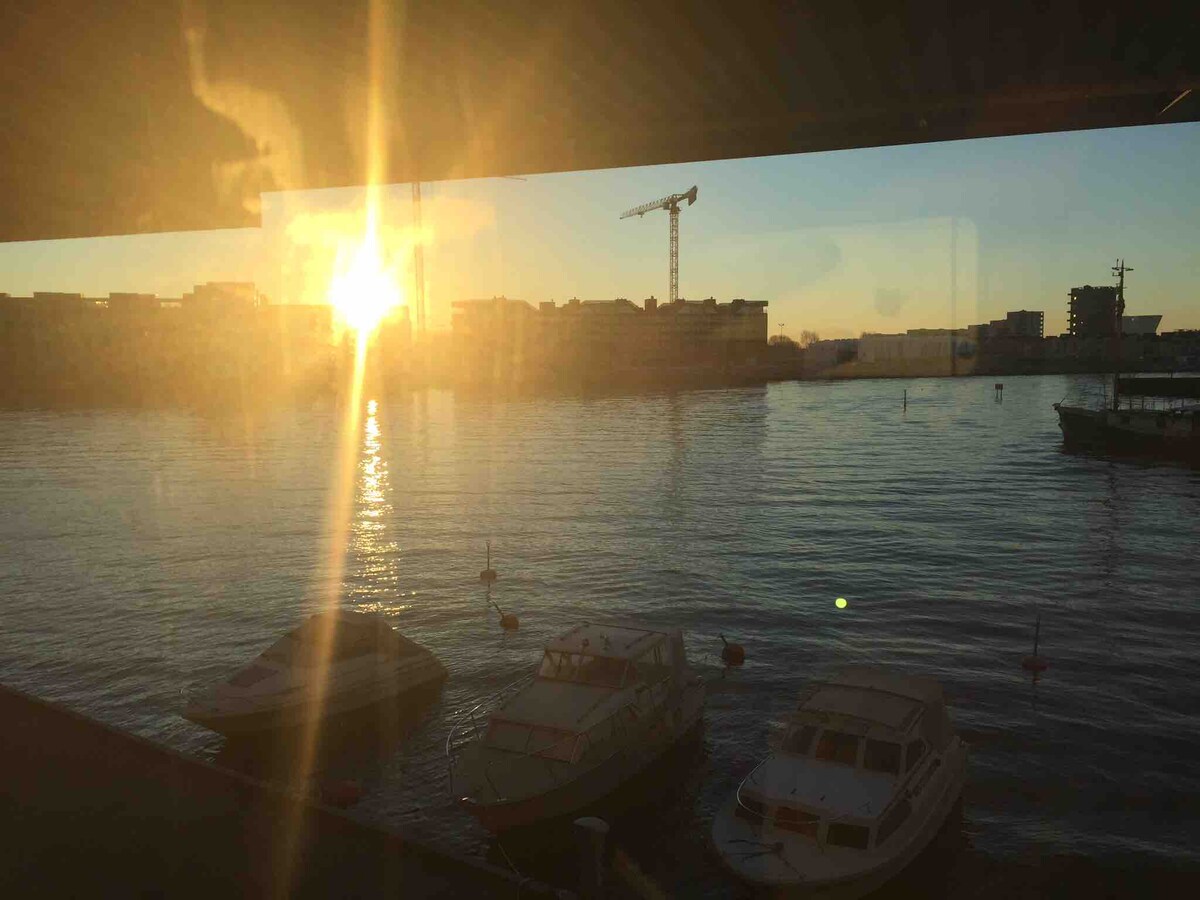 Disfruta de las vistas al agua desde la ventana de mi gran sala de estar 