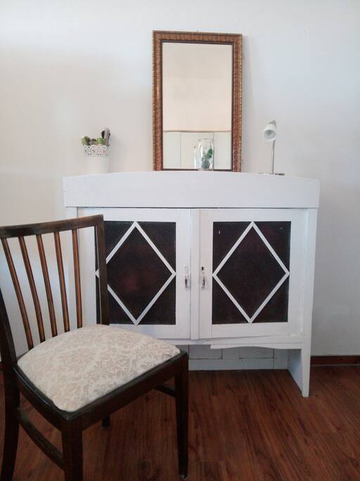 Sitzecke mit Kommode und Spiegel / Seating Area with drawer and Mirror