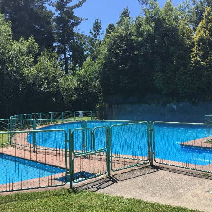 Piscina de adultos y otra de niños en área común del condominio