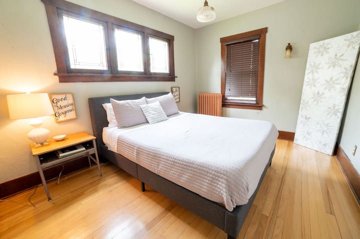 חדר שינה זוגי בקומה הראשית. מזרן Tuft ו - Needle חדש וכל המצעים החדשים. 