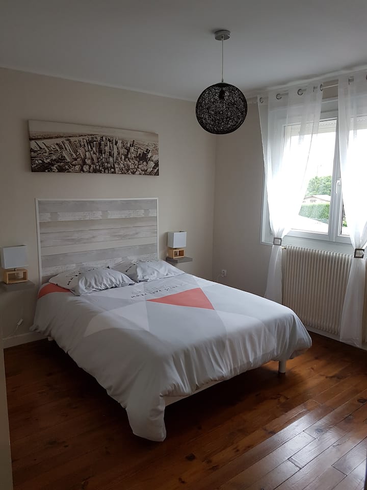 Schlafzimmer mit einem Bett 160*200 Bett