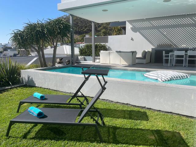 Luxurious Villa with Spectacular Sea Views gallery image 4