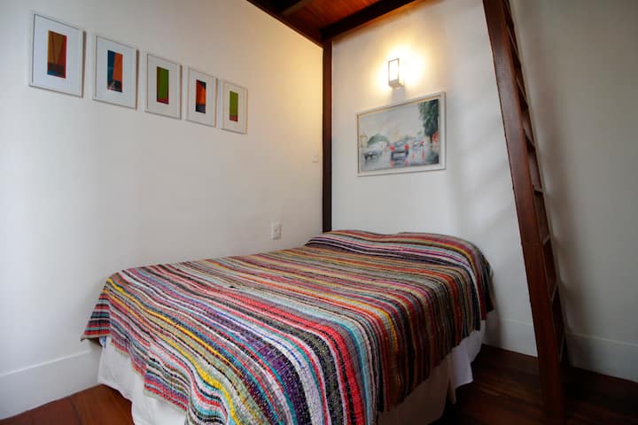 חדר עם מיטה זוגית וגישה לקומת הביניים לאדם אחד. חדר עם מיטה זוגית וגישה למזנין יחיד.