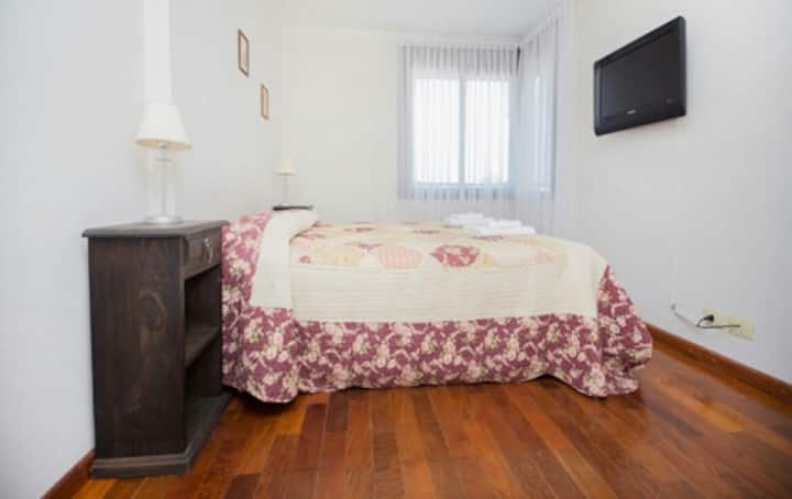 Двойна стая с двоен размер сомиер, климатик, прозорци, плосък телевизор и огромен голям килер