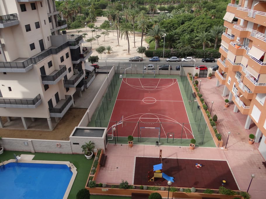 panorama desde balcon, piscina y campo football. views from balcony, swimming pool and football basketball arena