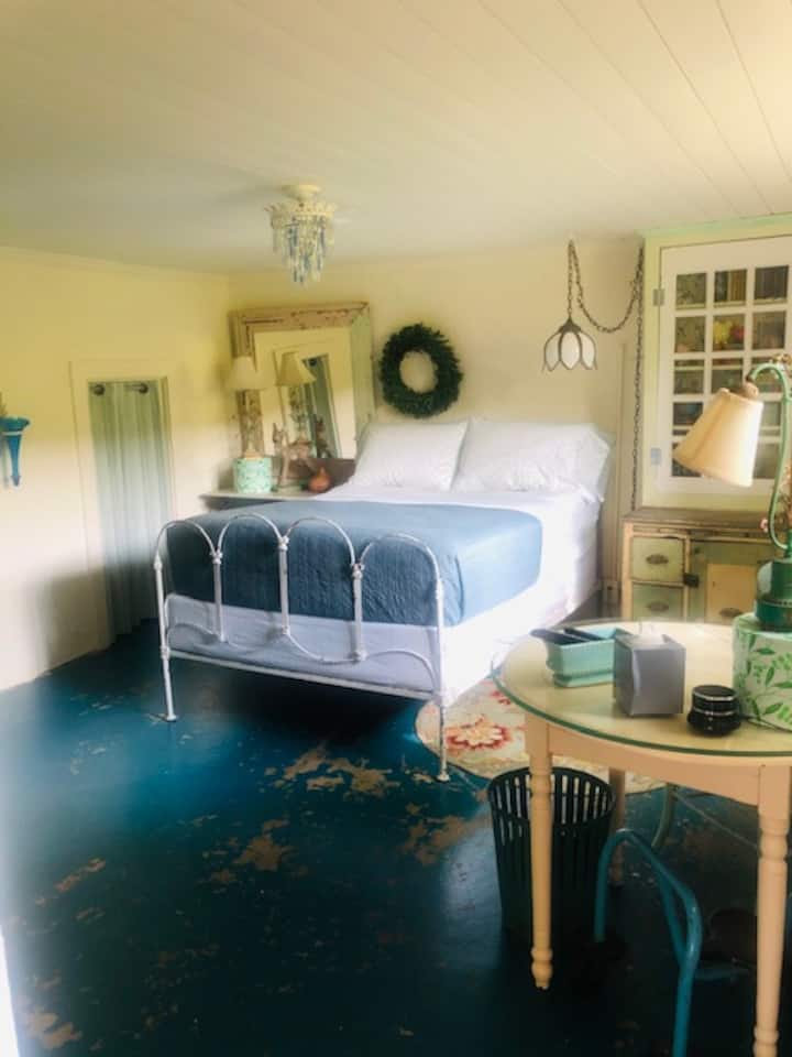 Кревет во целосна големина, перница, заштитници за перници, машина за звуци, дифузер за етерично масло, навлажнувач, телевизор, дополнителни ќебиња во плакарот. 