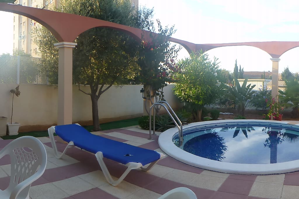 Terraza privada con pequeña piscina