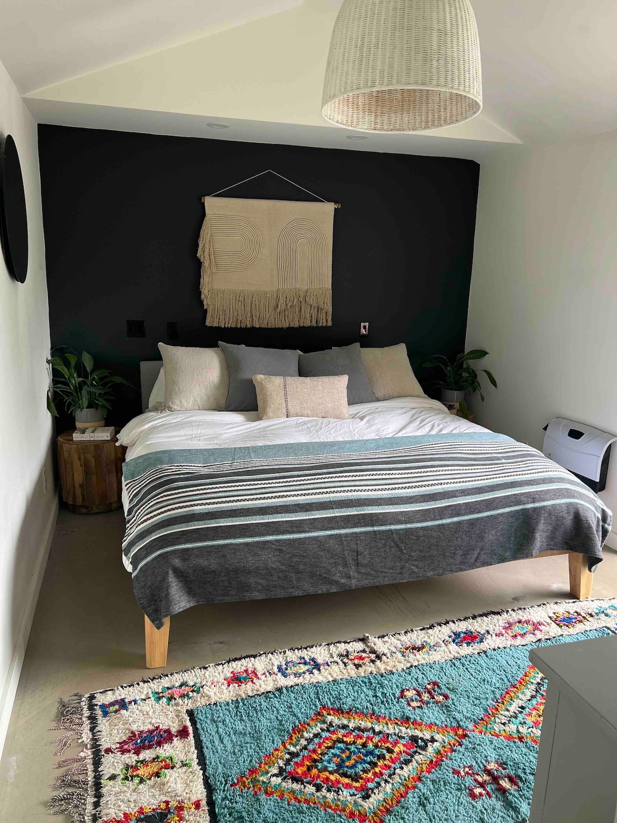 Спальня-студія з ліжком размера King size і повноцінною ванною кімнатою, приватний сад з душем на відкритому 