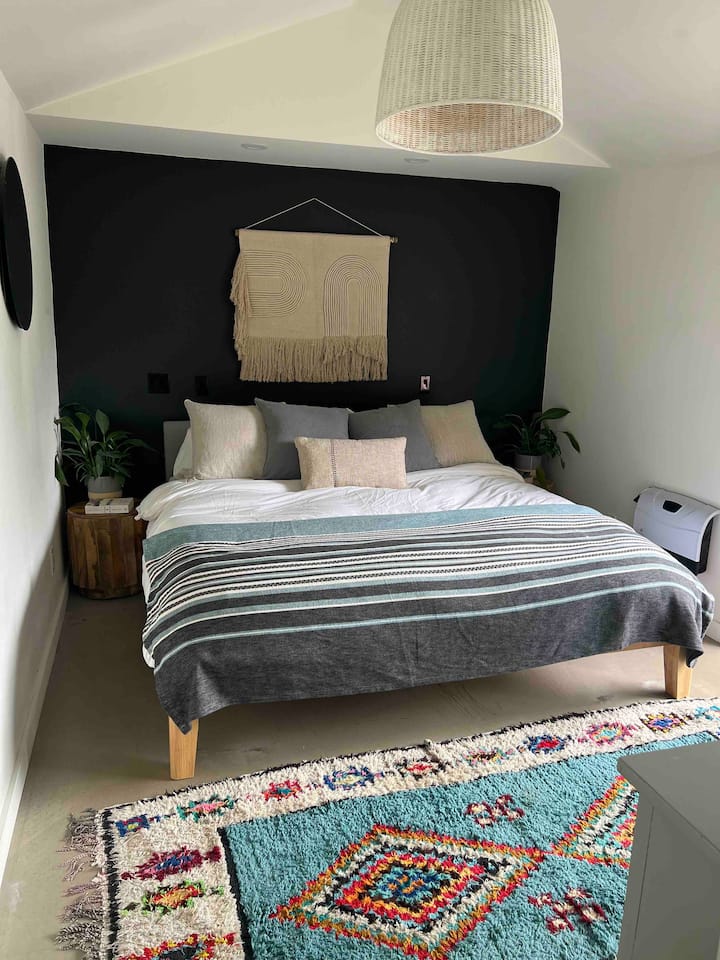 ห้องนอนสตูดิโอพร้อมเตียงคิงไซส์และอ่างอาบน้ำเต็มรูปแบบสวนส่วนตัวพร้อมฝักบัวกลางแจ้ง 