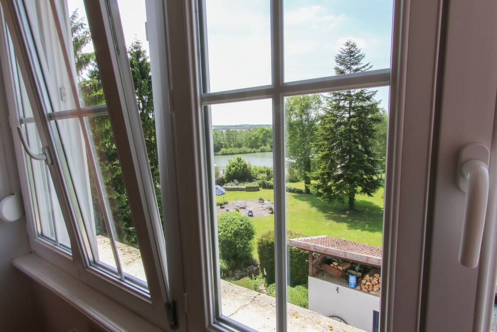 Vue sur parc et plan d'eau