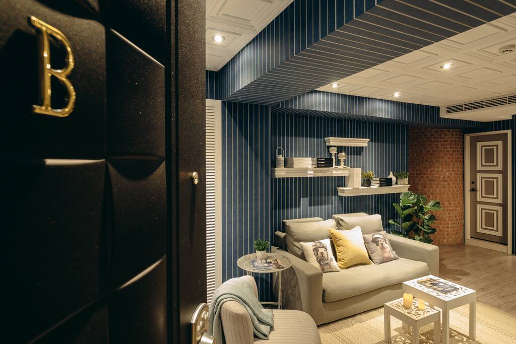Little Apt B. Entrance. 公寓B.入口門