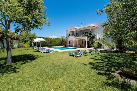 4 bedrooms apart w/ private pool in quiet location