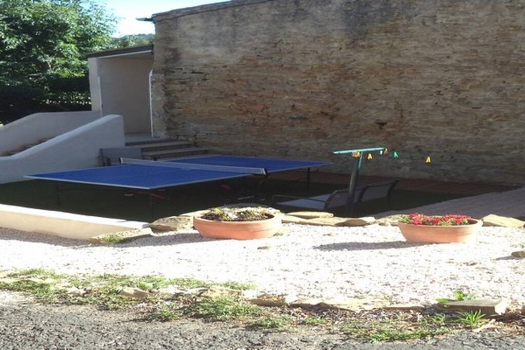 Façade du gîte, avec terrasse, ping pong, étendoir..