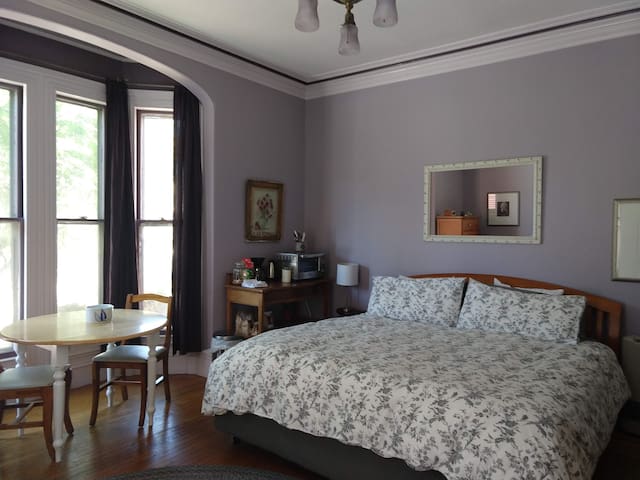 West End One Bed/Bath Urban Retreat w/ Parking