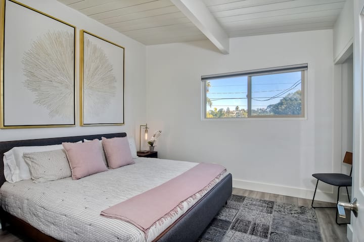 加大双人床卧室