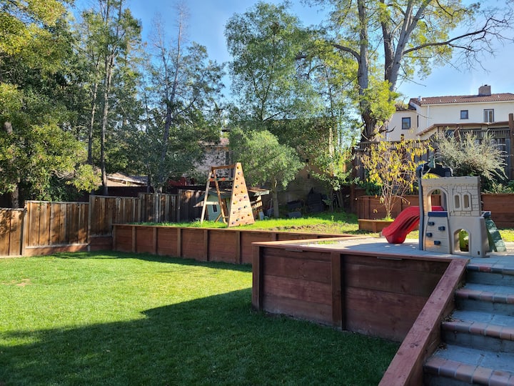House in Oakland hills, hot tub, big yard, no pets