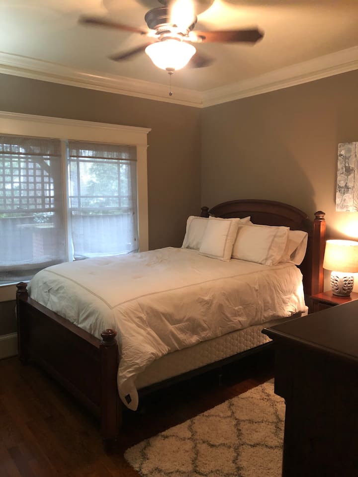 1階にクイーンサイズベッドがあり、廊下のすぐ外にはフルバスルームがあります。