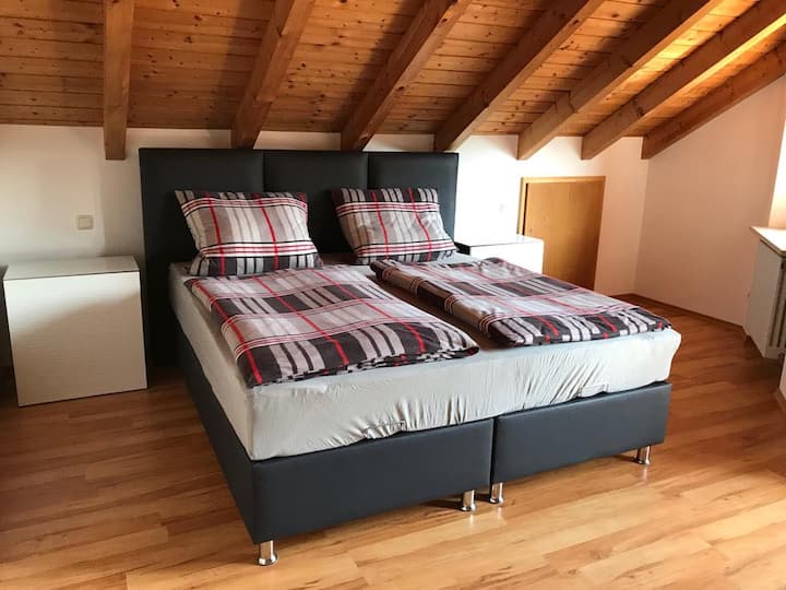 Camera da letto con accesso al balcone