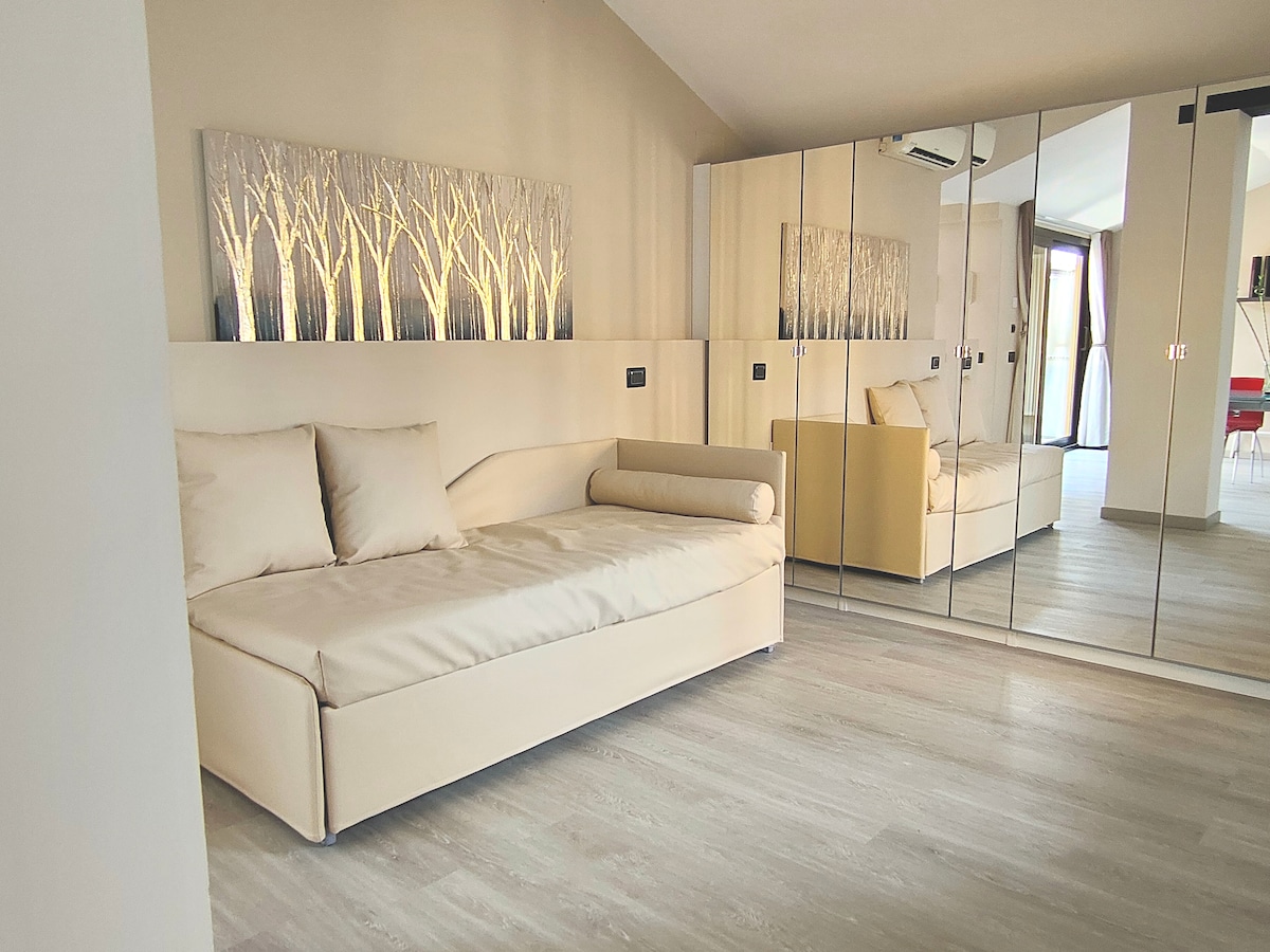 Annuncio Airbnb popolare: Exclusive lake view and sunsets "TraCieloeLago" a Desenzano Del Garda