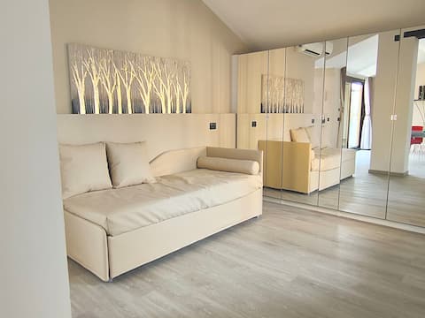 Popular Airbnb listing: Exclusive lake view and sunsets "TraCieloeLago" in Desenzano Del Garda