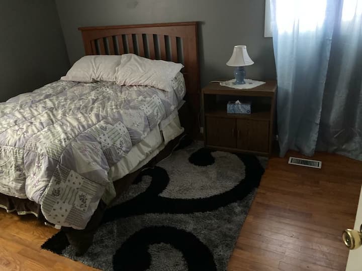 ห้อง 3: เตียงขนาดใหญ่ในห้องพักกว้างขวาง