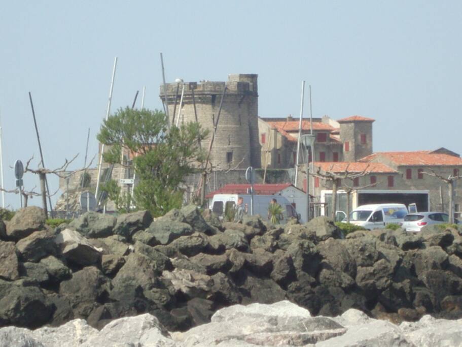 a cote de la plage.avec petit port