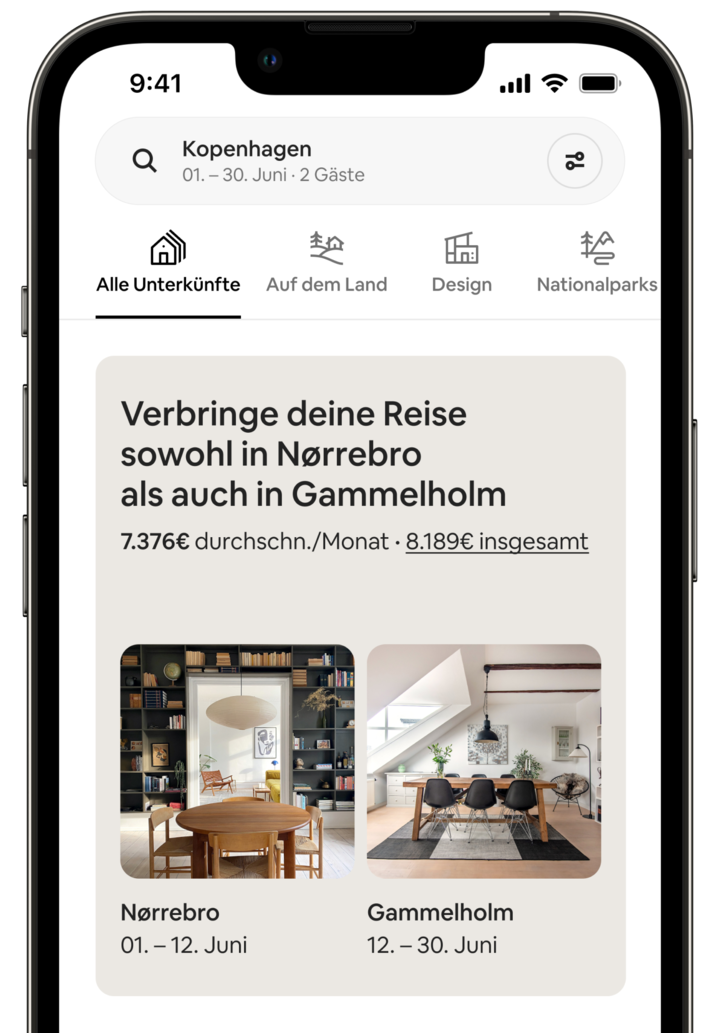 Der Bildschirm eines Handys zeigt einen verbundenen Aufenthalt an. Auf dem Bildschirm steht: „Verbringe deine Reise sowohl in Nørrebro als auch in Gammelholm“, und der Preis für die Reise wird angezeigt. Darunter befinden sich zwei Fotos von den Unterkünften. Das Foto von Nørrebro zeigt ein Esszimmer mit einem großen dunklen Bücherregal und einem modernen Kronleuchter. Das Foto von Gammelholm zeigt ebenfalls ein Esszimmer, das durch ein großes Oberlicht beleuchtet wird. Jedes Foto ist mit einer Datumsangabe versehen, aus der hervorgeht, dass der Gast 12 Tage in Nørrebro und anschließend 18 Tage in der Unterkunft in Gammelholm verbringen würde.