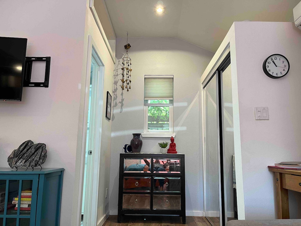 Backyard casita in heart of Austin-walk to dinner!