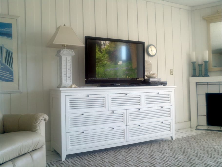 Smart tv with Netflix & Amazon video library